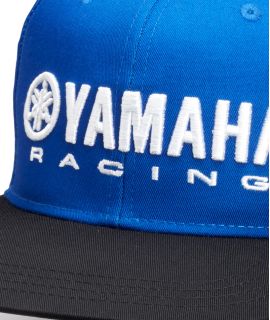Zoom sur  le logo de la casquette Yamaha à visière plate enfant